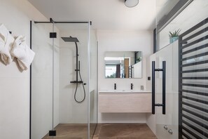 Douche, sèche-cheveux, serviettes fournies