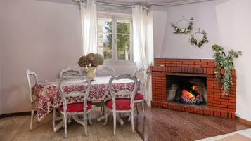 Cottage | Dining