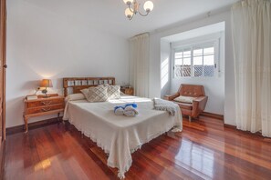 5 habitaciones y tabla de planchar con plancha