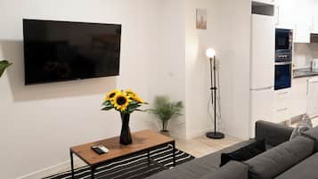 Apartamento estándar, 1 habitación | Zona de estar | Una televisión de pantalla plana
