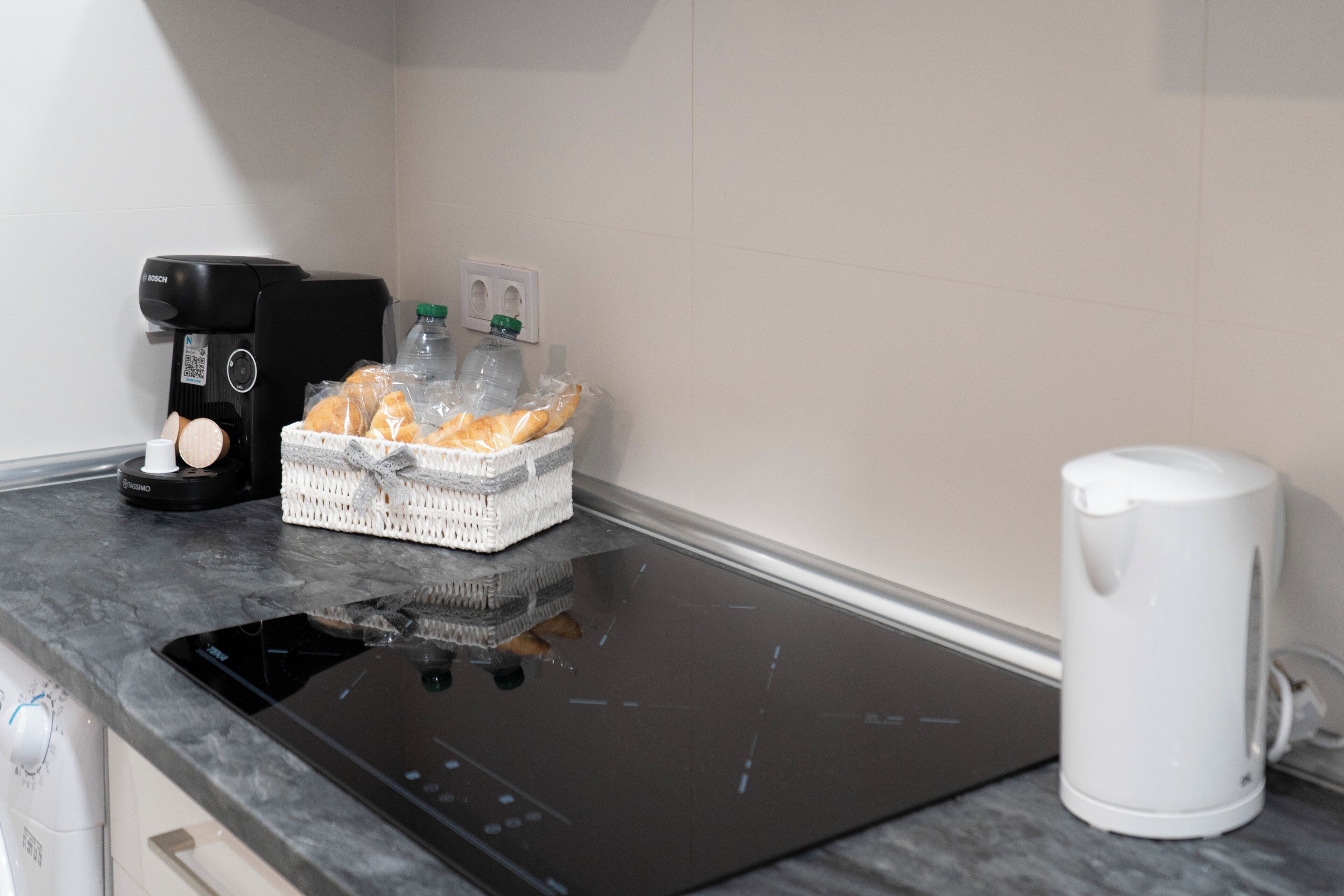 Sistema de insonorización y tabla de planchar con plancha 