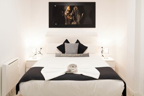 Standaard appartement, 1 slaapkamer | Geluiddichte muren, een strijkplank/strijkijzer