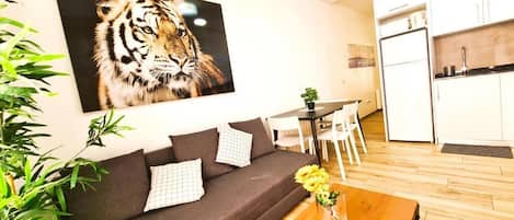 Superior appartement, 1 slaapkamer | Woonruimte | Een flatscreentelevisie