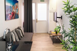Superior studio | Woonruimte | Een 40-inch flatscreentelevisie met satellietzenders en televisie