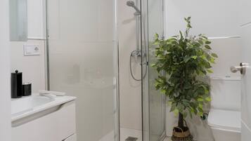 Appartement, 3 slaapkamers | Badkamer | Pantoffels