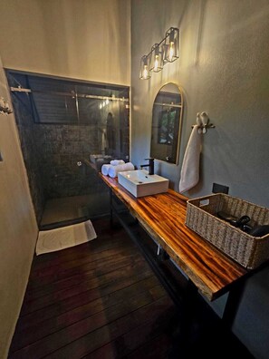 Premium Cabin, River View | Bathroom | Shower, rainfall showerhead, free toiletries, hair dryer