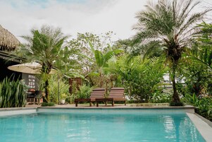 Una piscina al aire libre, sombrillas