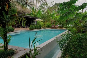 Una piscina al aire libre, sombrillas