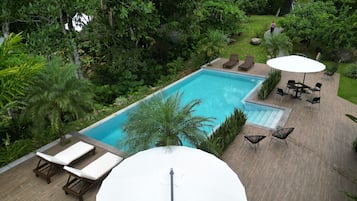 Een buitenzwembad en parasols bij het zwembad