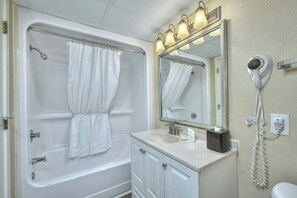 Hair dryer, towels - Grande Shores 1024-1BR- Lazy River-Myrtle Beach (Myrtle Beach)