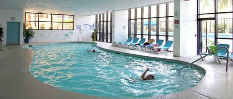 Una piscina techada, una piscina al aire libre