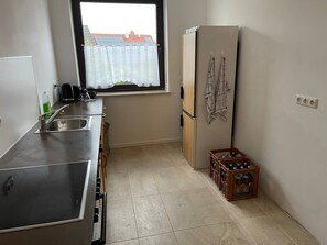 Fridge, oven, stovetop, dishwasher - Cozy 2.5 room apartment between Munich and Augsburg (Althegnenberg)