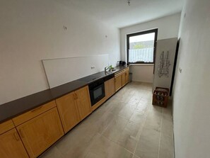Fridge, oven, stovetop, dishwasher - Cozy 2.5 room apartment between Munich and Augsburg (Althegnenberg)