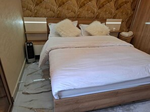 2 dormitoris, planxa i posts de planxar, wifi i roba de llit 