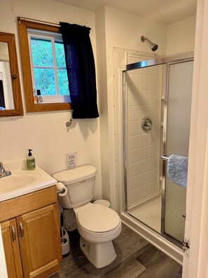 Dusj, hårføner, håndklær og såpe