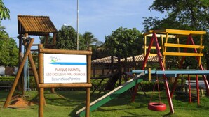 Un’area giochi con un cartello che indica un parco per bambini.