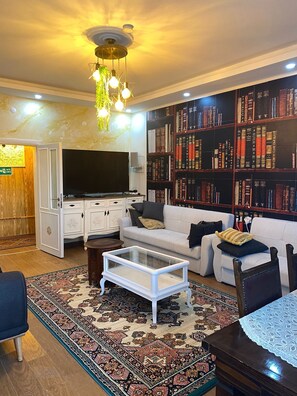 Traditional-Vierbettzimmer | Wohnbereich | Computerbildschirme, Drucker