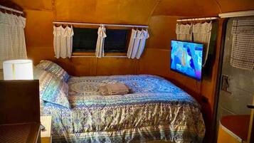 1 bedroom, desk, iron/ironing board, WiFi