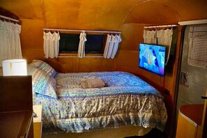 1 bedroom, desk, iron/ironing board, WiFi