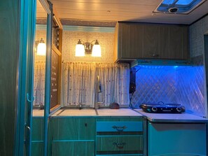 Refrigerador, parrilla de estufa, cafetera y tetera y tostadora
