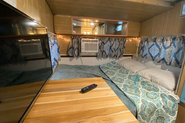 1 habitación, escritorio, tabla de planchar con plancha y wifi