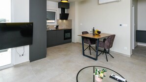 Un apartamento moderno con cocina, comedor y sala de estar.