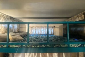 1 habitación, escritorio, tabla de planchar con plancha y wifi 