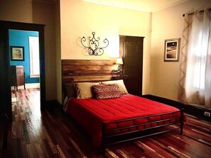 1 bedroom, desk, iron/ironing board, WiFi - Durham MillworkerHouse Downtown (Durham)