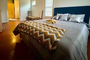 2 bedrooms, desk, WiFi, bed sheets