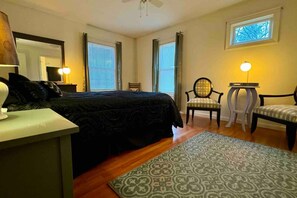 2 bedrooms, desk, WiFi, bed sheets