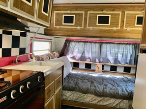 1 habitación, escritorio, tabla de planchar con plancha y wifi 