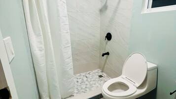 SĂšche-cheveux, serviettes fournies, savon, papier toilette