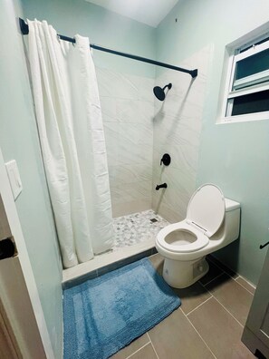 Een haardroger, handdoeken, zeep, toiletpapier