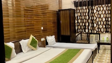 Habitación triple de lujo | Escritorio y espacio para trabajar con un portátil