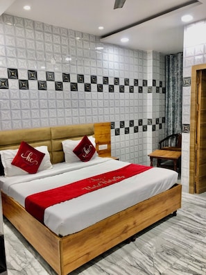 Desk, laptop workspace, soundproofing, iron/ironing board - Hotel Holy City (Amritsar)
