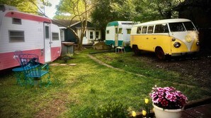 A grassy yard with two vintage campers parked. - Stay Like a Rock Star! - Tour Bus in Durham, NC (Durham)