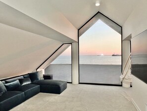 TV, fireplace, offices - Beachfront on the LB Peninsula (Long Beach)