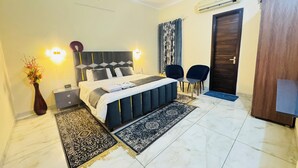 5 bedrooms, iron/ironing board, WiFi, bed sheets - Spacious 5-Bedroom Homestay with Attached Washrooms, near Amritsar Airport. (Amritsar)