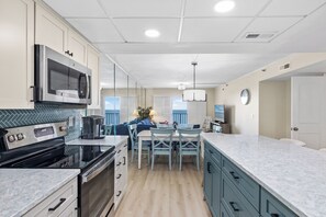 Kjøleskap, mikrobølgeovn, ovn og kokeplater