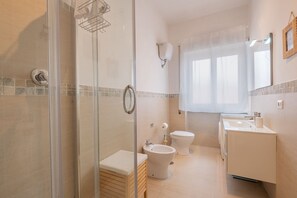 Dusche, Haartrockner, Handtücher, Seife
