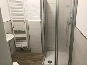 Toalhas de banho, sabonete, papel higiênico
