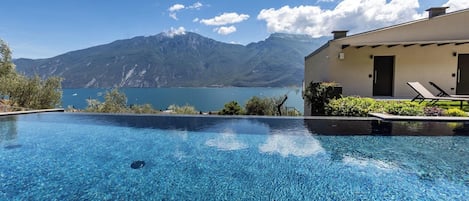 Sisäuima-allas, ulkouima-allas