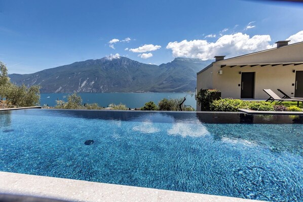 Indoor pool, outdoor pool - LLAC Living Nature Hotel (Limone sul Garda)
