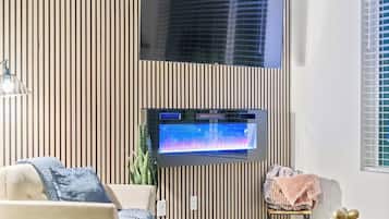 TV, caminetto
