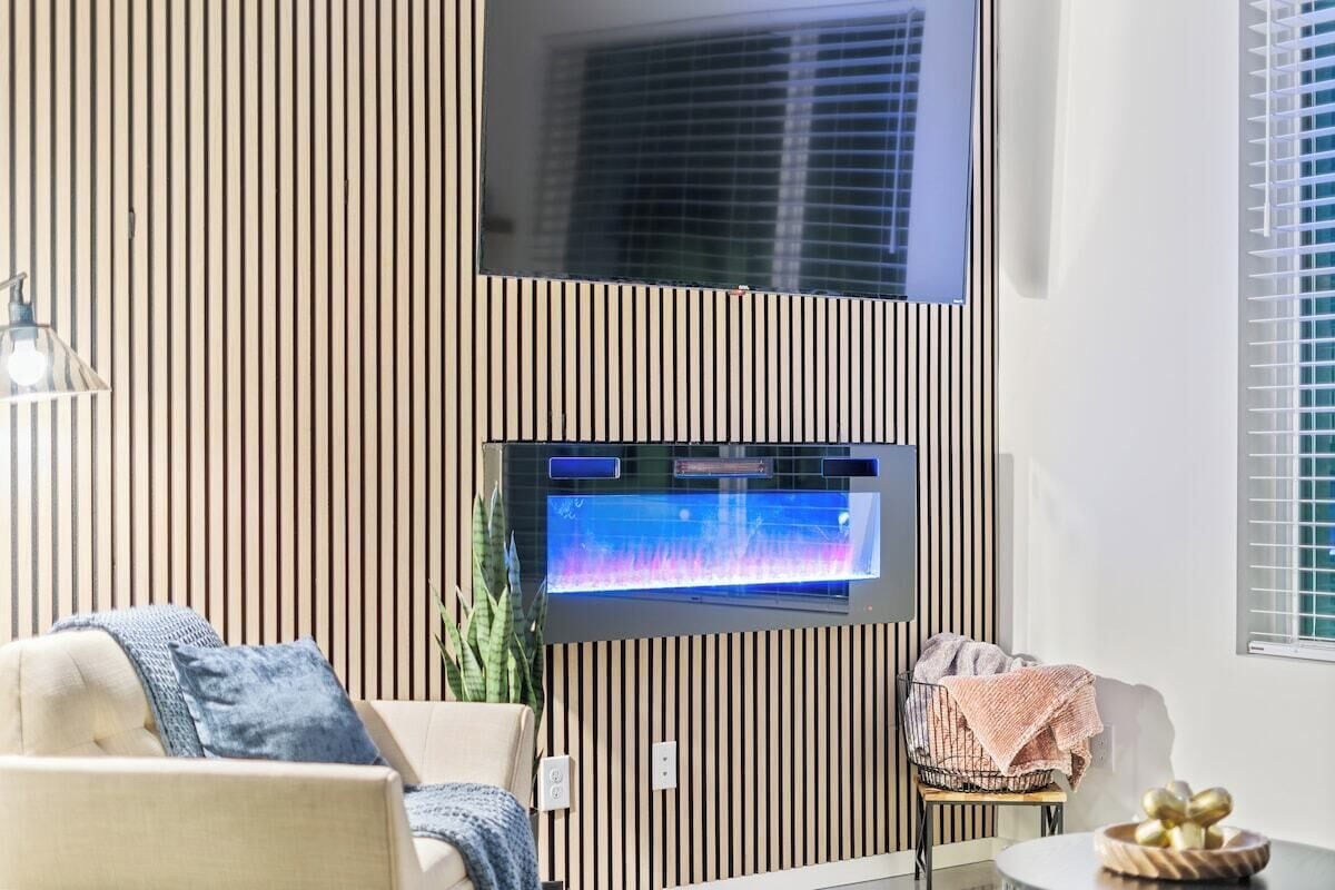 TV, fireplace