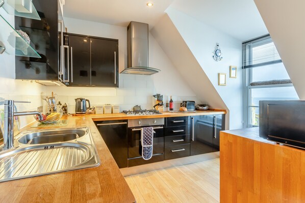 Fridge, oven, dishwasher, cookware/dishes/utensils