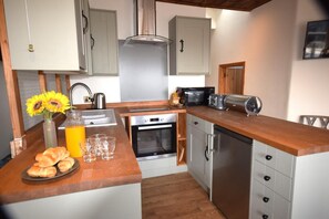 Microwave, oven, dishwasher, cookware/dishes/utensils - 3 Bed in East Prawle (oc-t30117) (East Prawle)