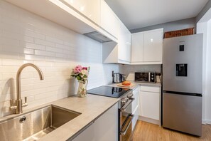 Mikrowelle, Ofen, Geschirrspüler, Kochgeschirr/Geschirr/Besteck