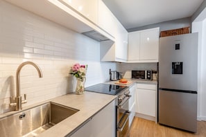 Microwave, oven, dishwasher, cookware/dishes/utensils