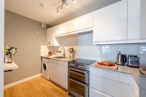 Mikrowelle, Ofen, Geschirrspüler, Kochgeschirr/Geschirr/Besteck